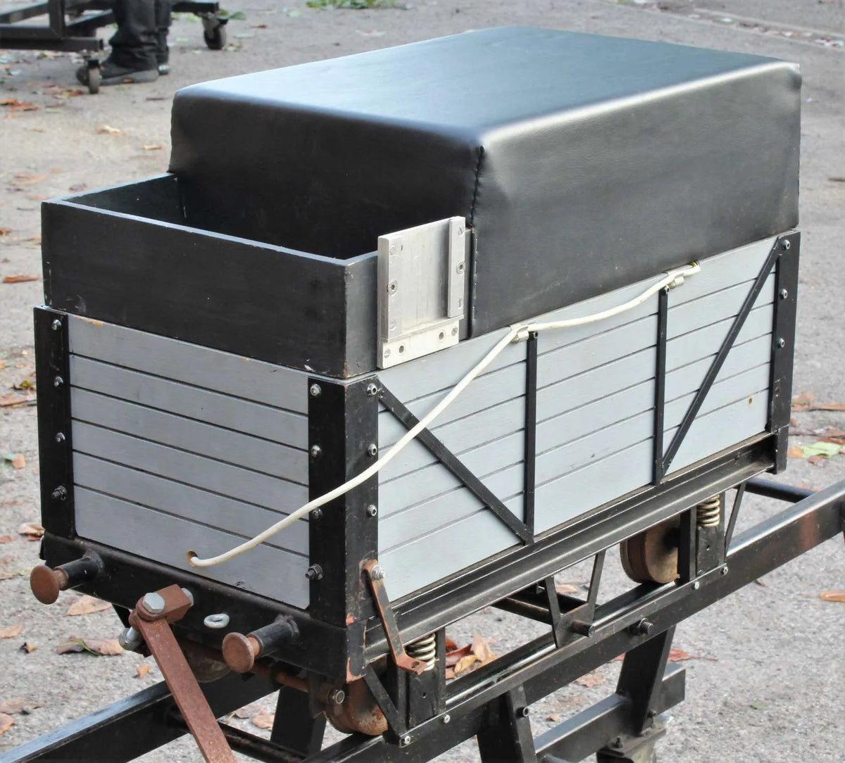 7 1/4 inch braked driving truck with vacuum pump