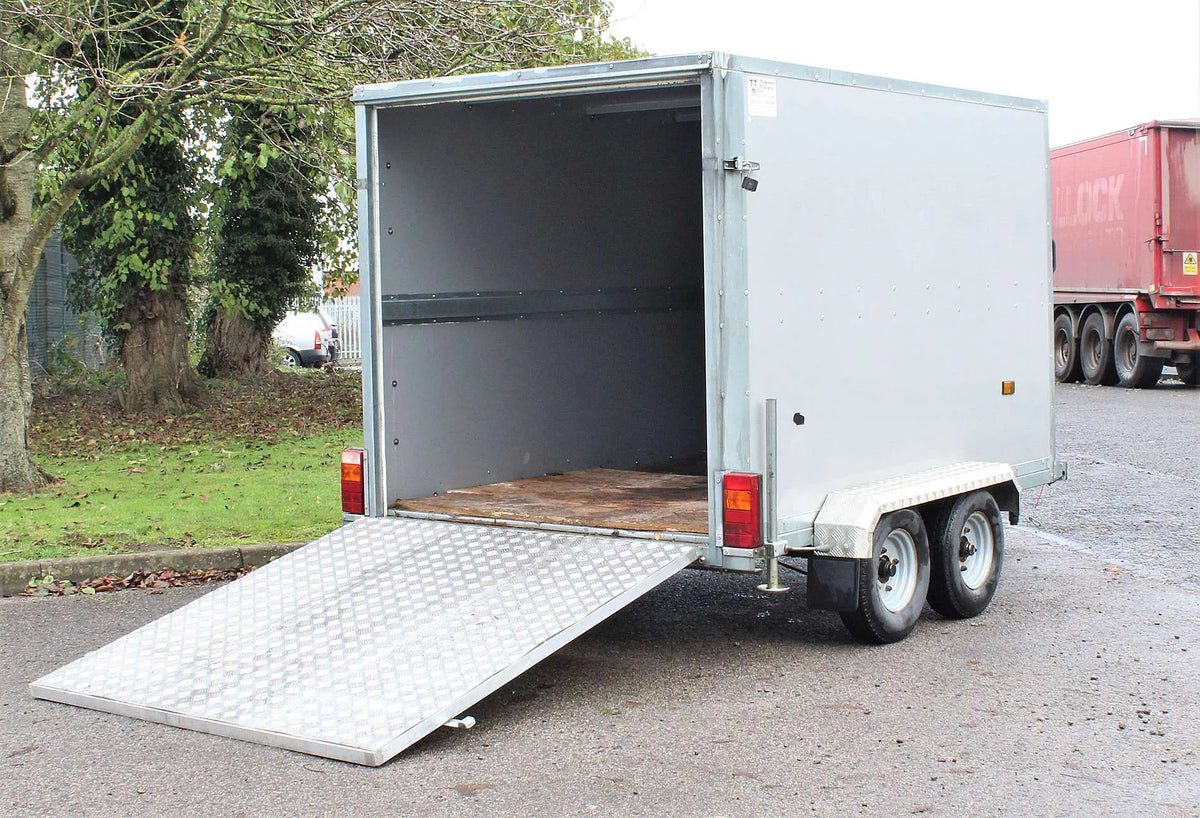 1800kg  twin axle box trailer