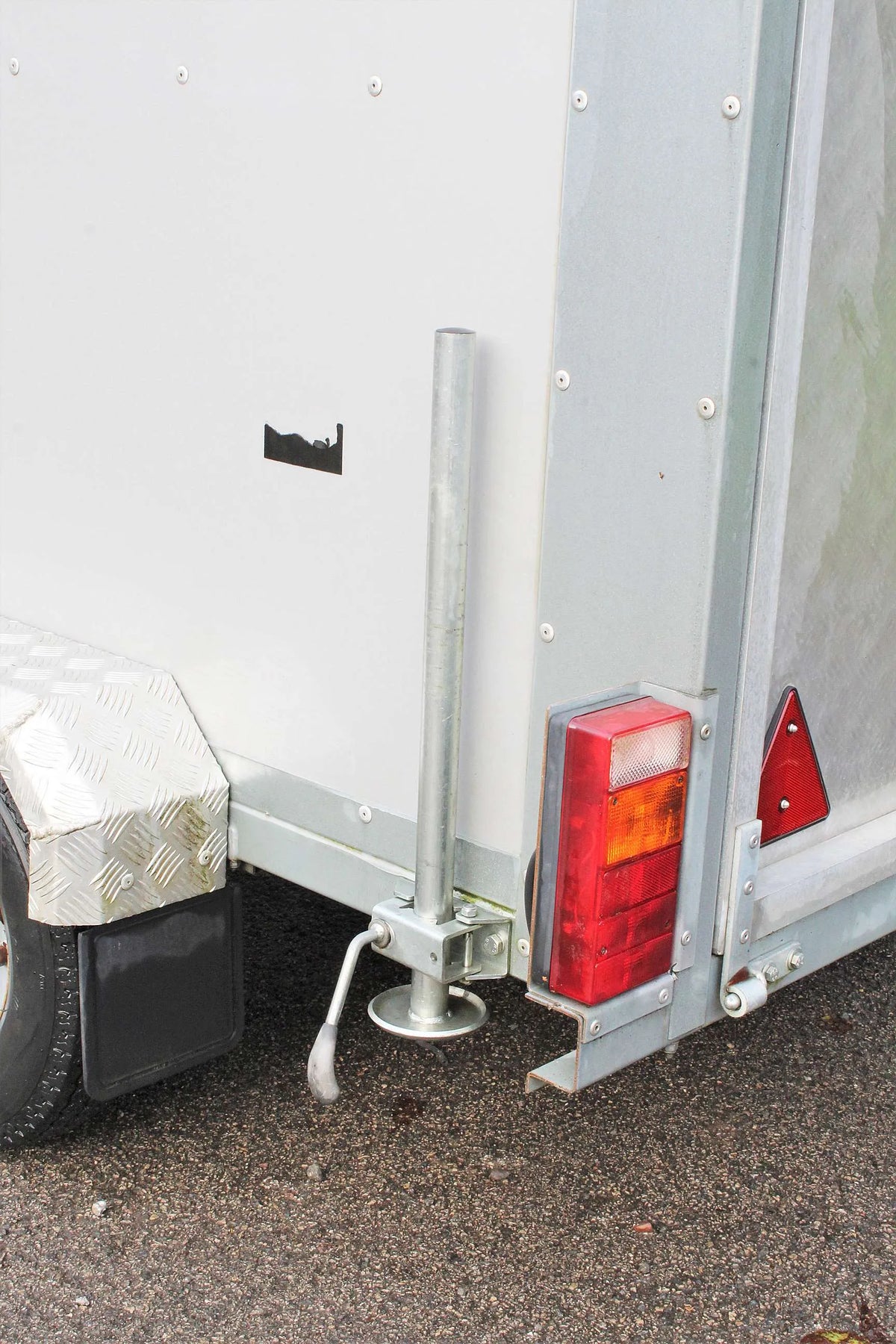 1800kg  twin axle box trailer