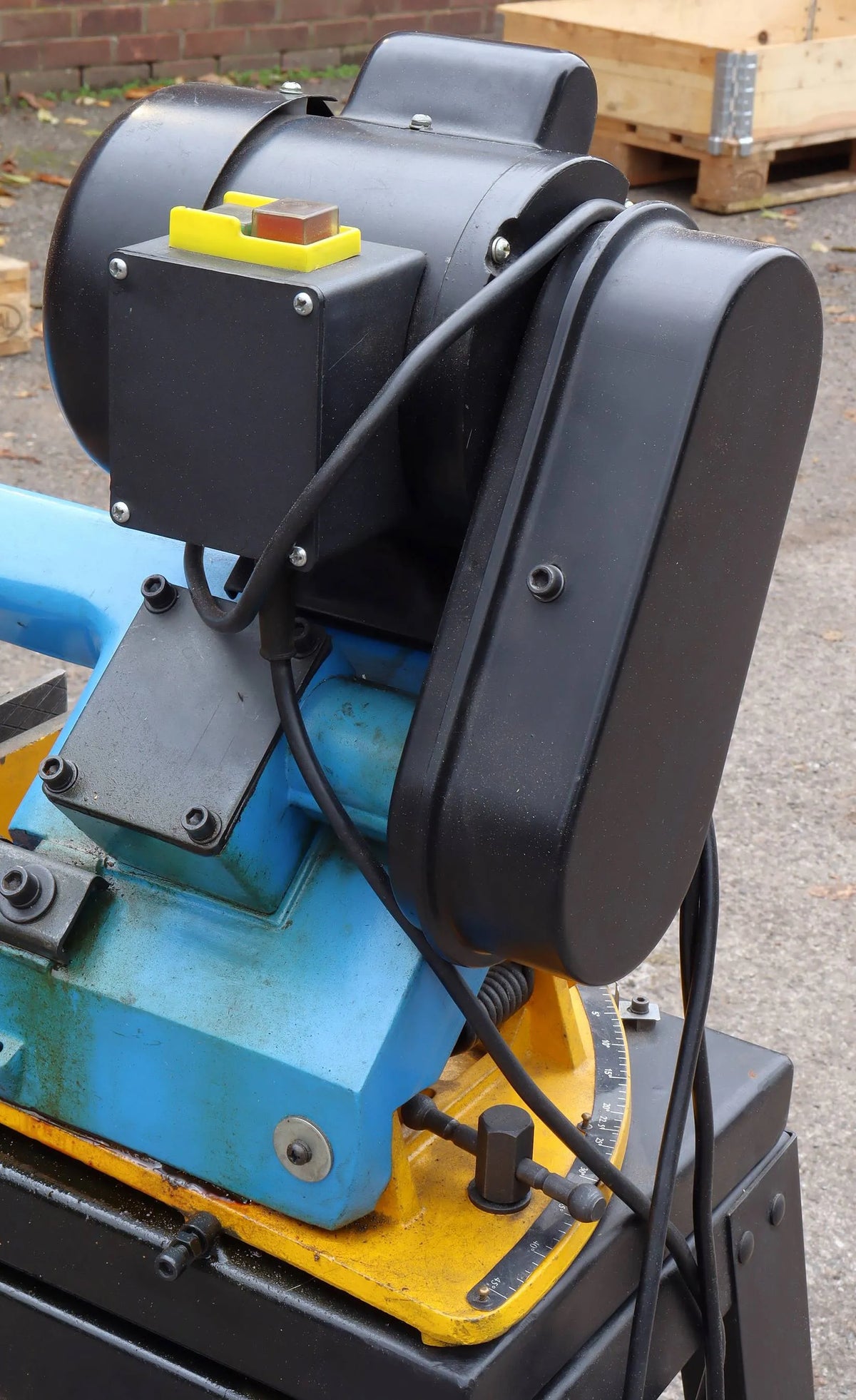 Horizontal bandsaw