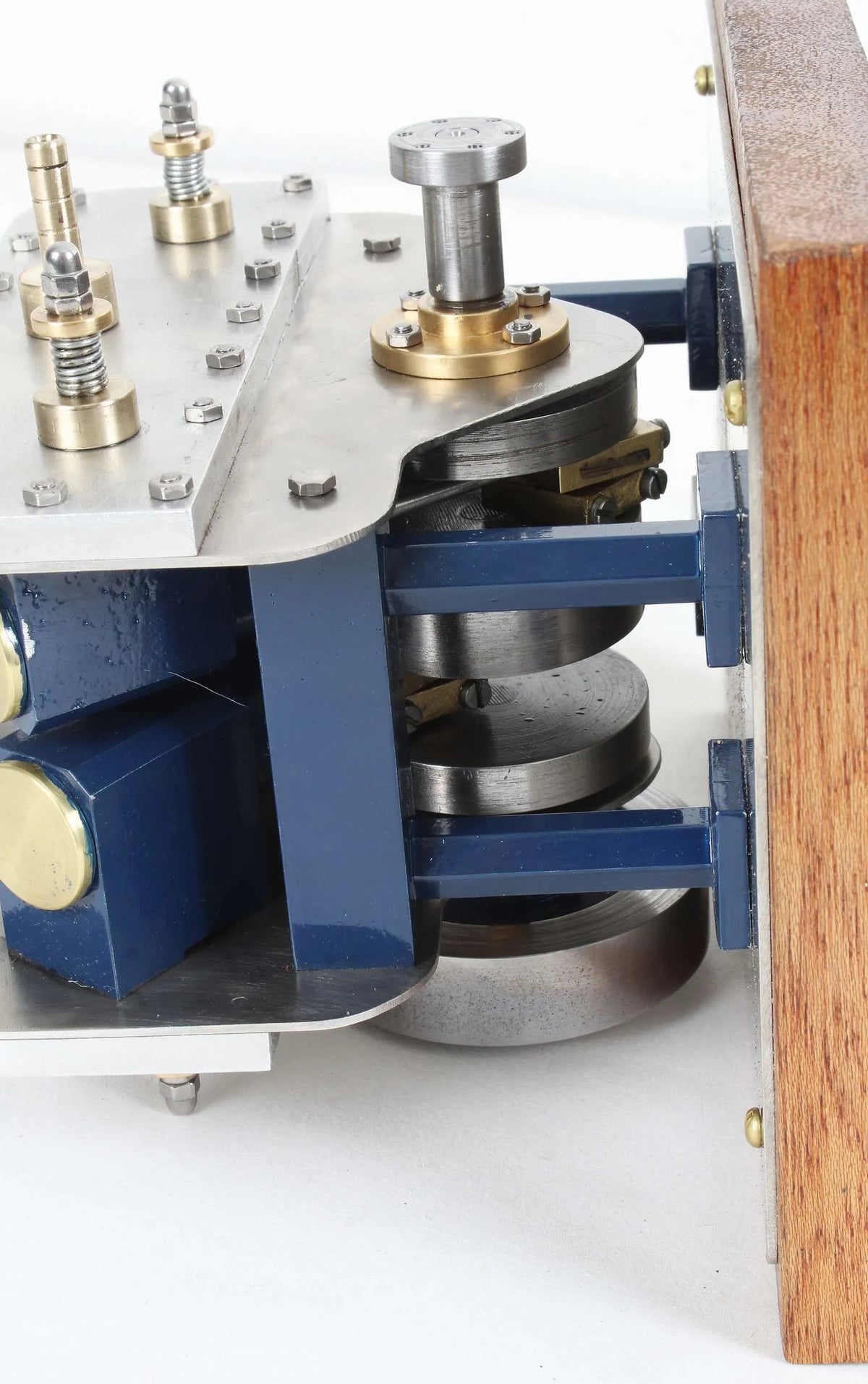 V4 oscillating engine