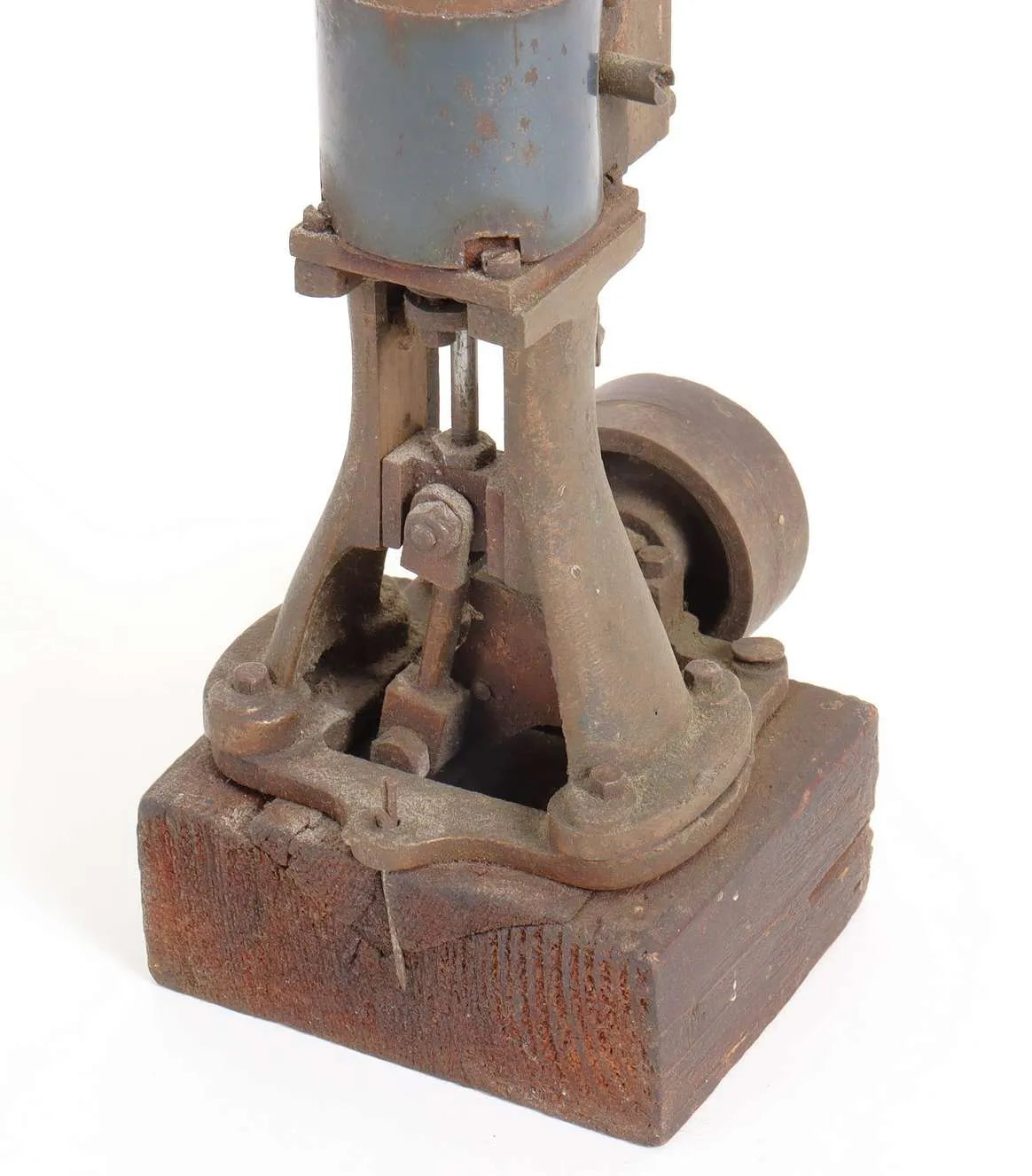 Small vertical engine