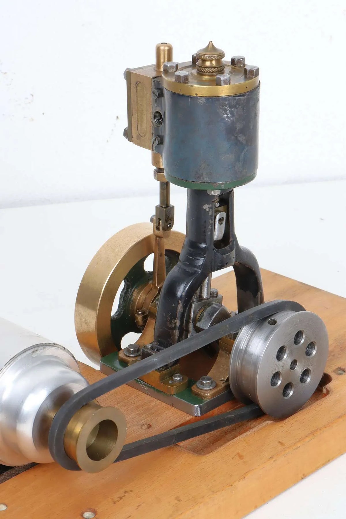 Small vertical engine with dynamo