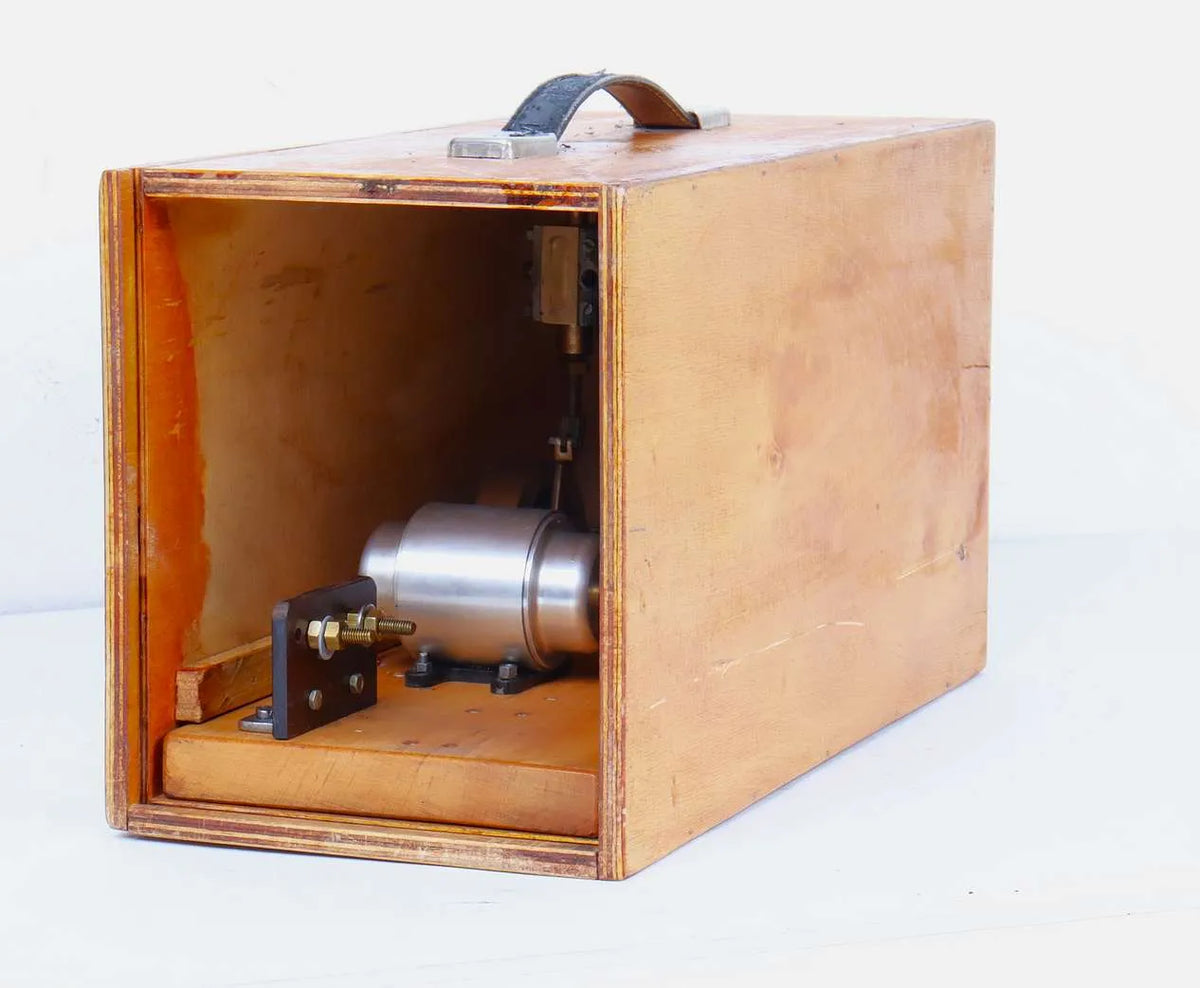 Small vertical engine with dynamo