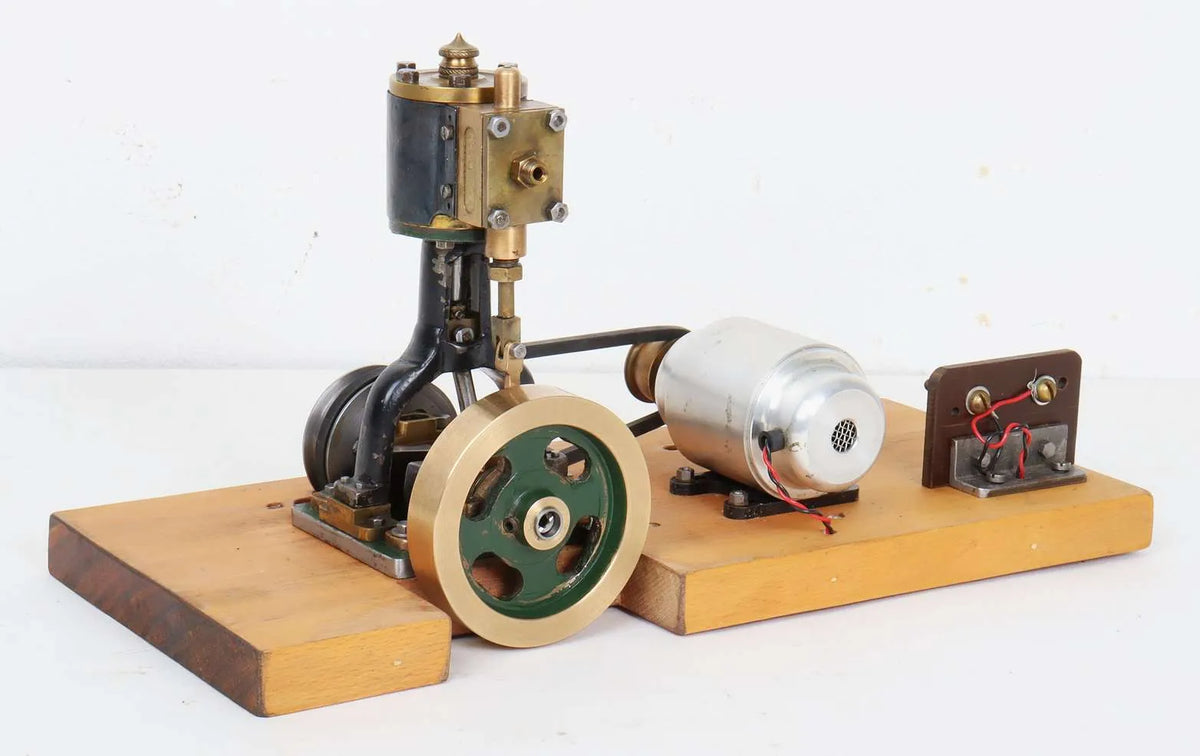 Small vertical engine with dynamo