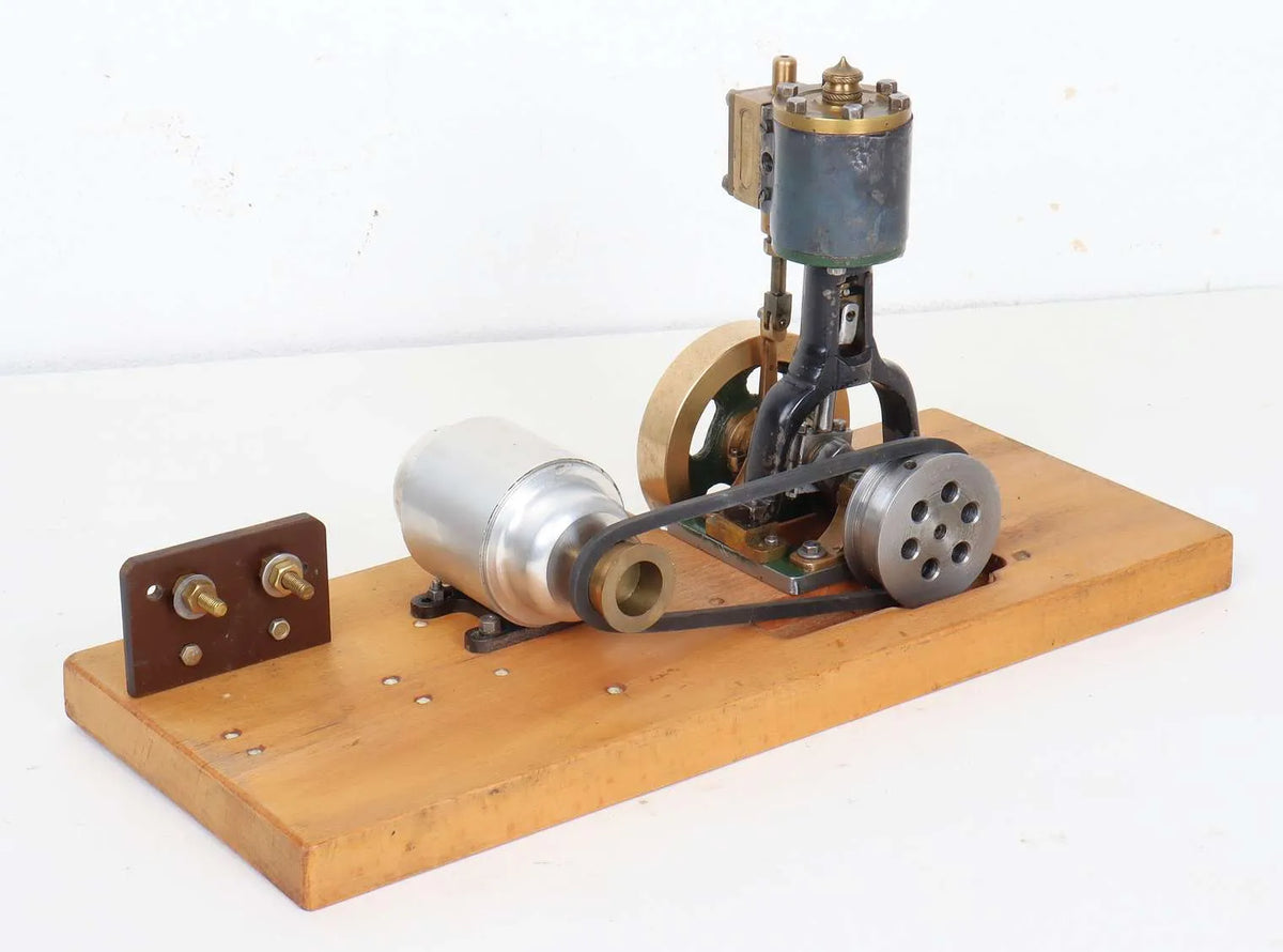 Small vertical engine with dynamo