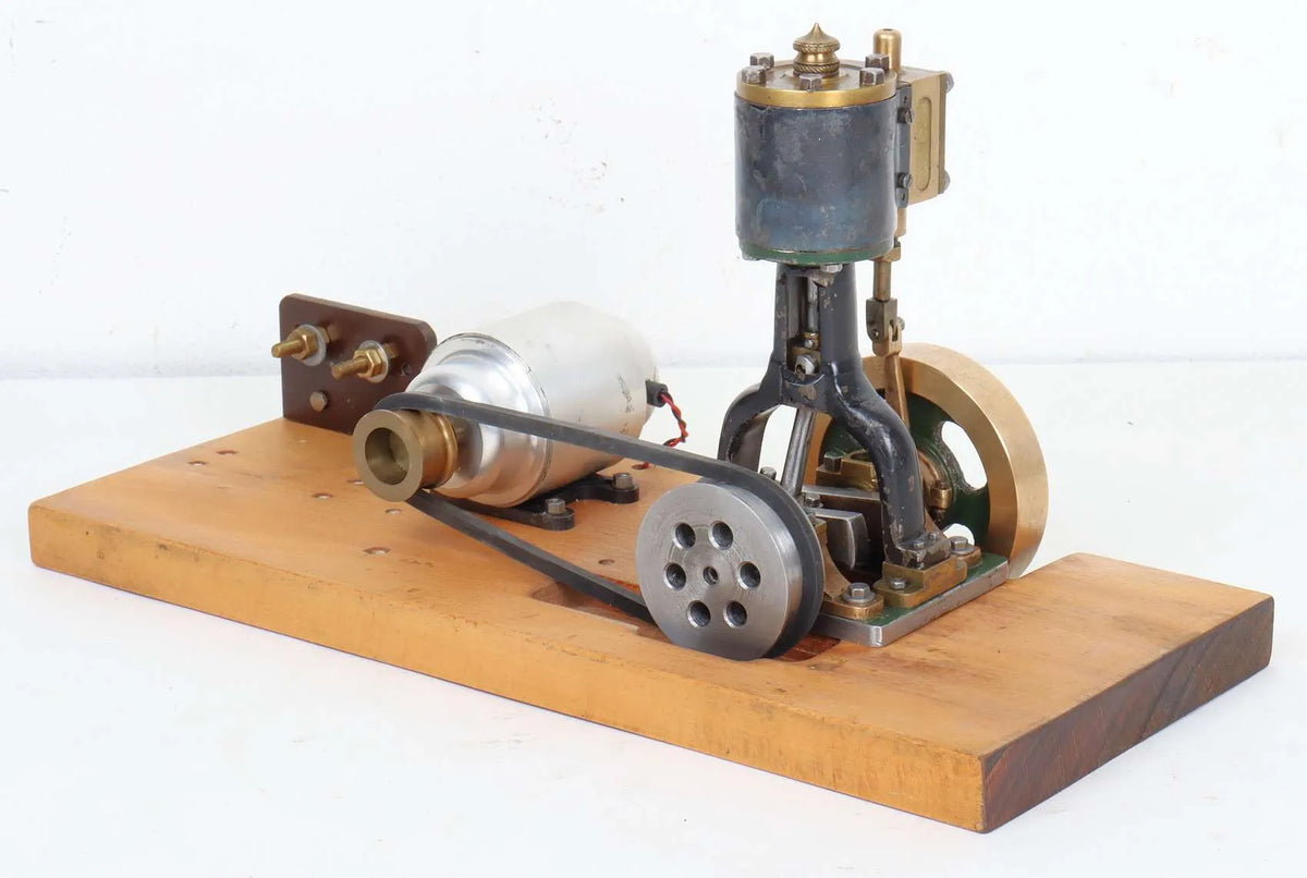 Small vertical engine with dynamo
