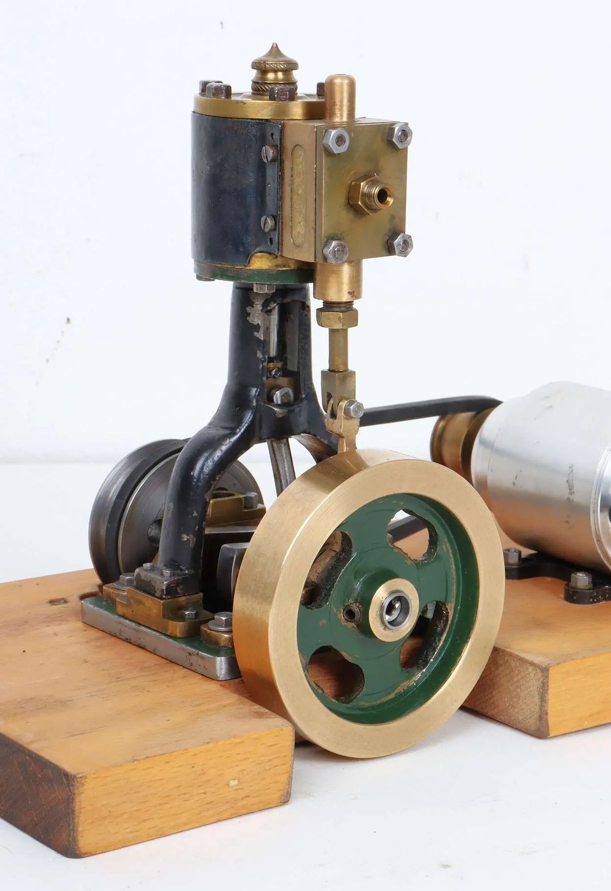 Small vertical engine with dynamo