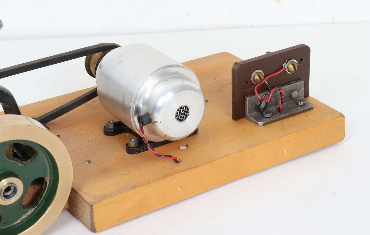 Small vertical engine with dynamo