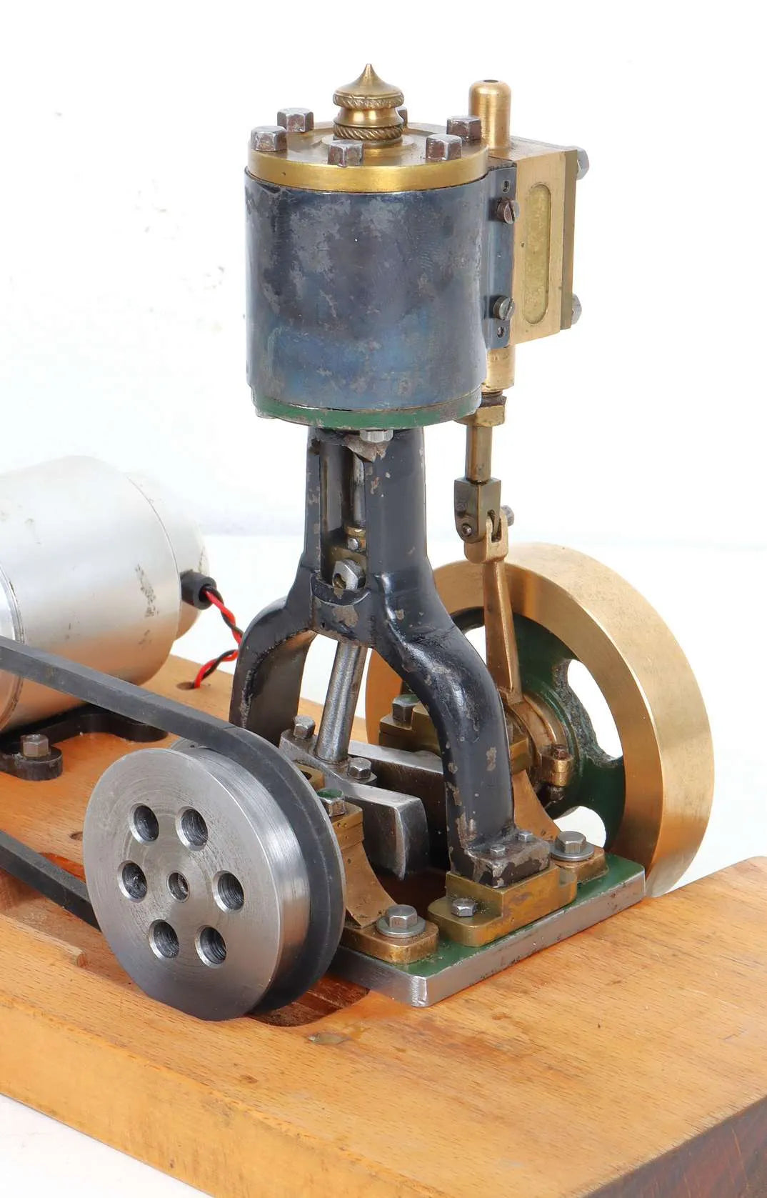 Small vertical engine with dynamo