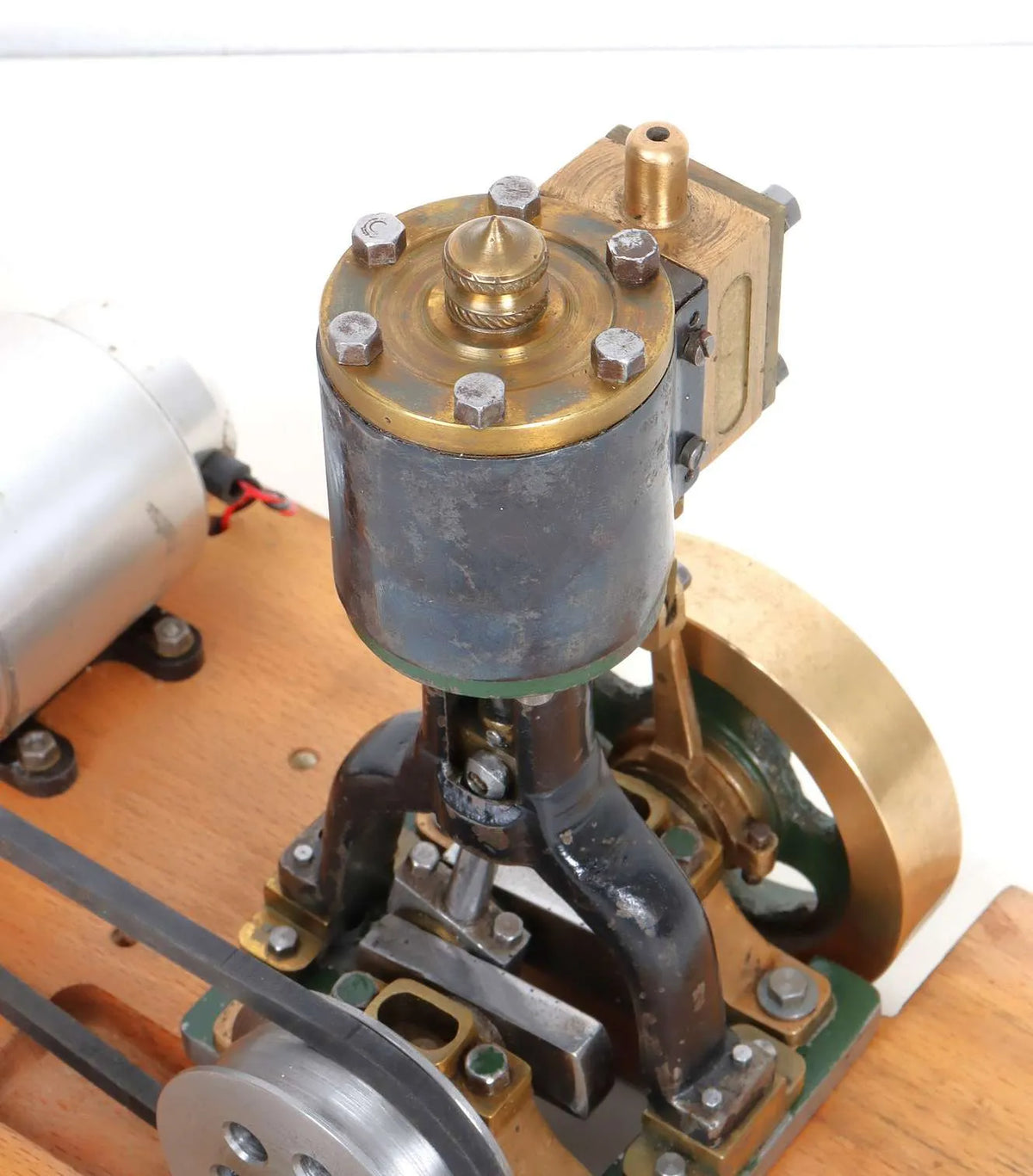 Small vertical engine with dynamo