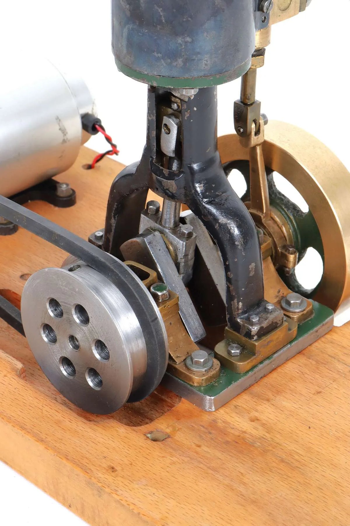 Small vertical engine with dynamo