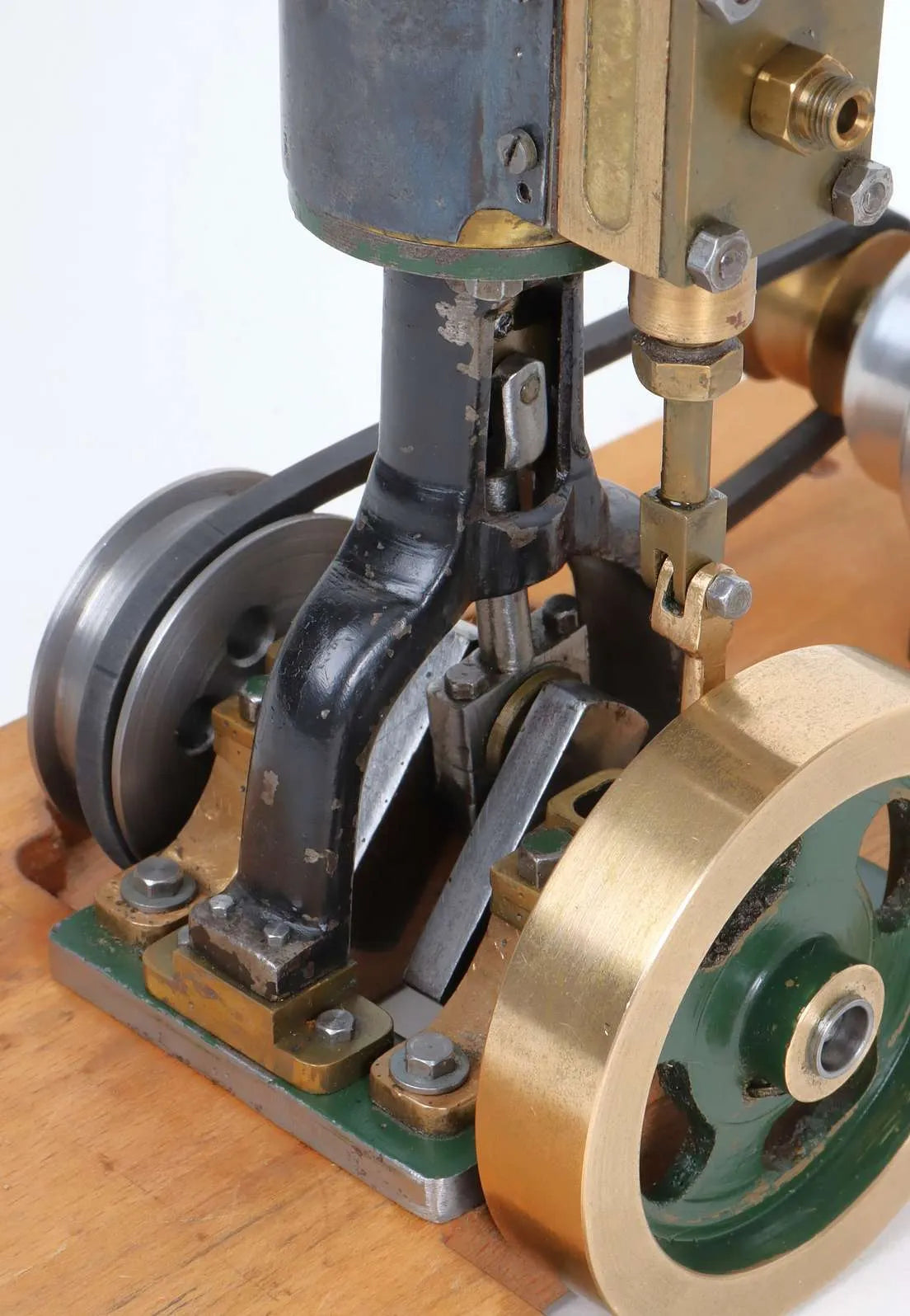Small vertical engine with dynamo