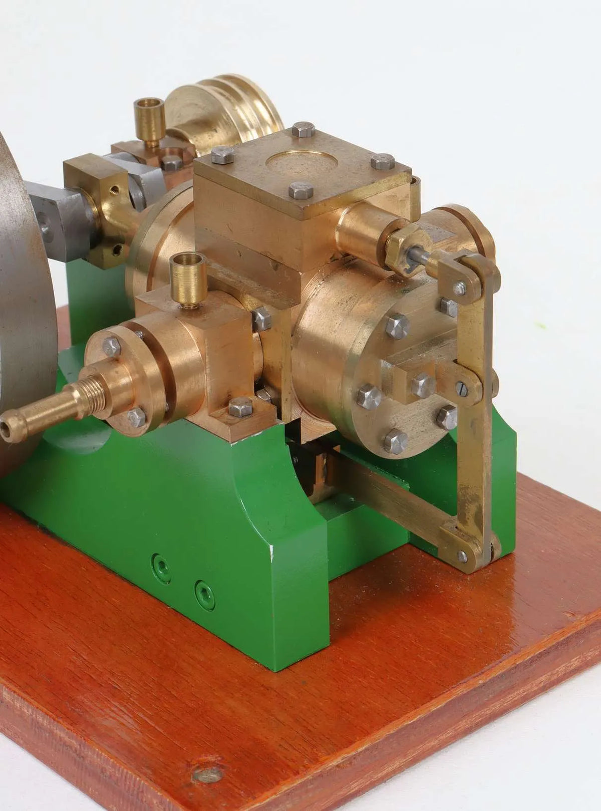 Oscillating horizontal engine