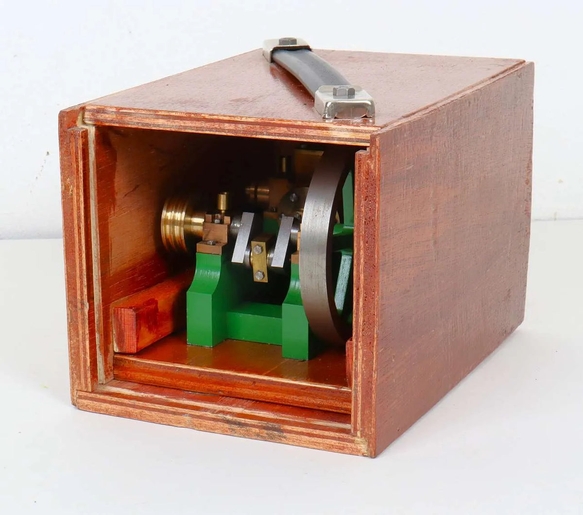 Oscillating horizontal engine