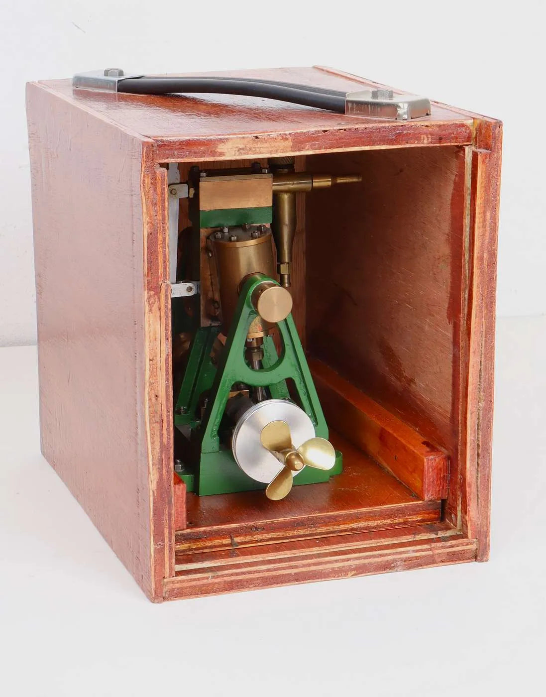 Oscillating vertical twin with propellor