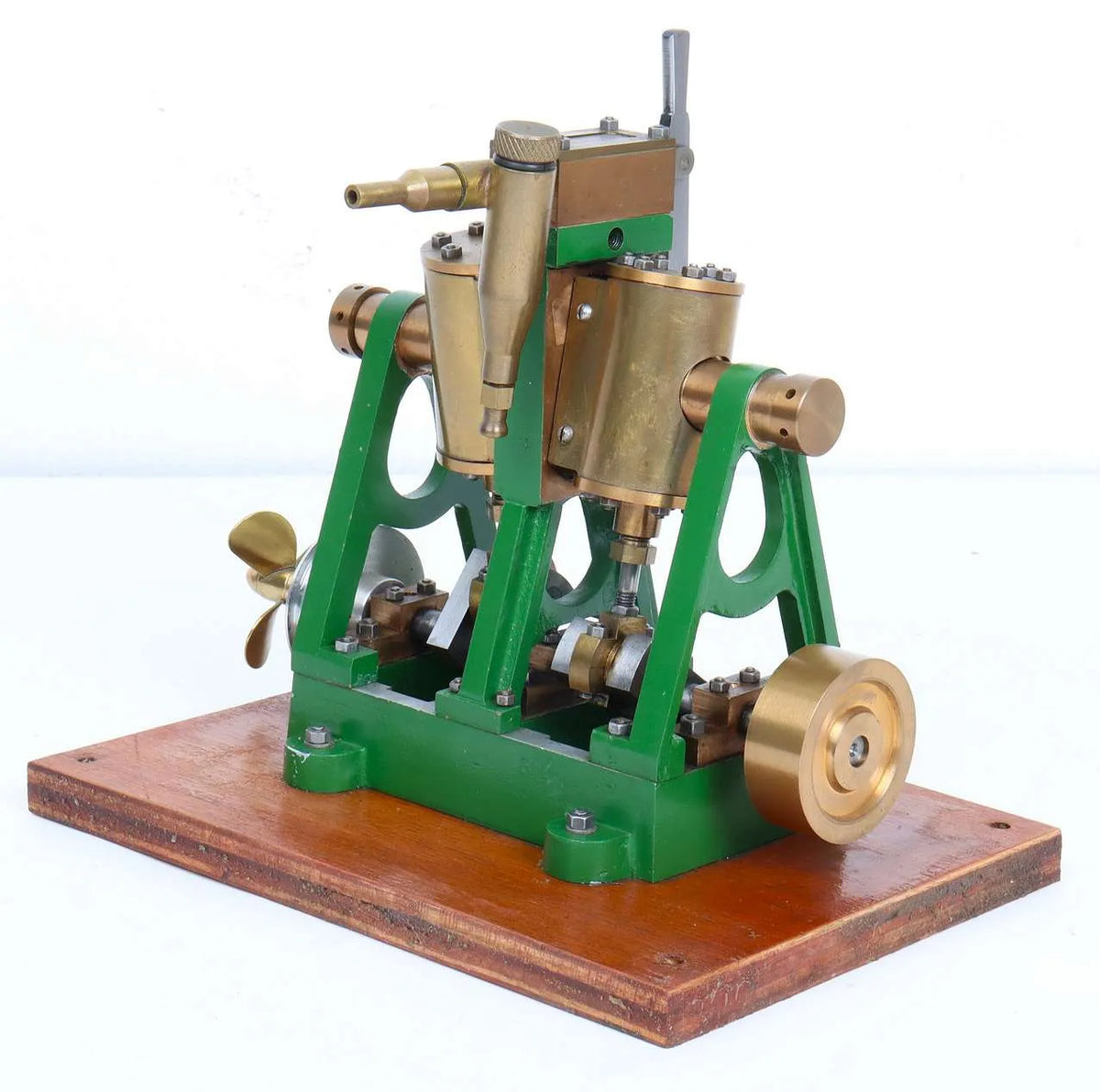 Oscillating vertical twin with propellor