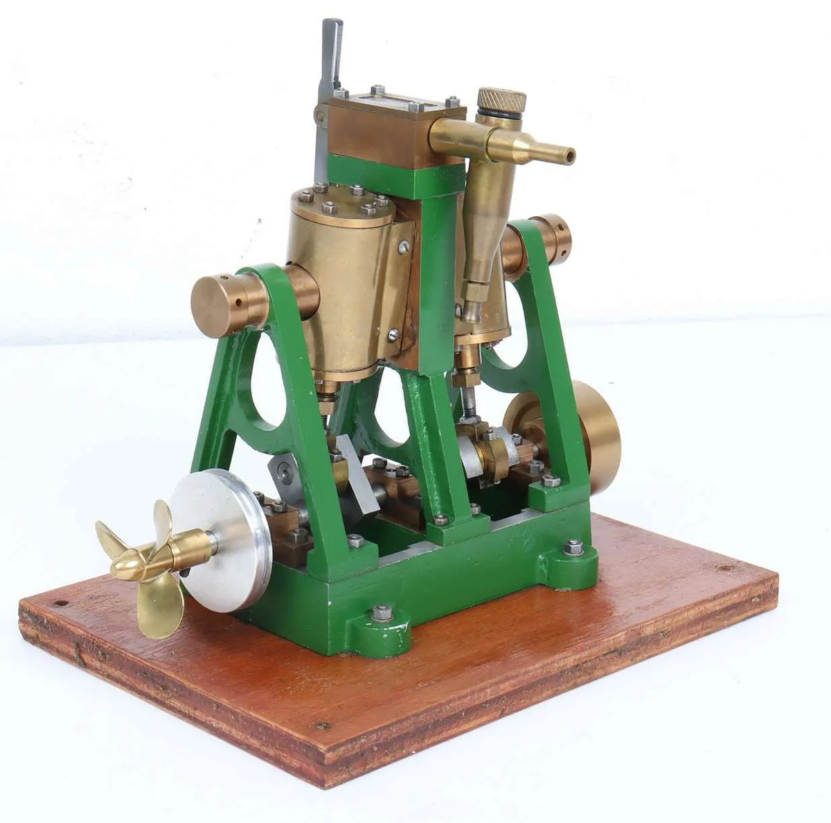 Oscillating vertical twin with propellor