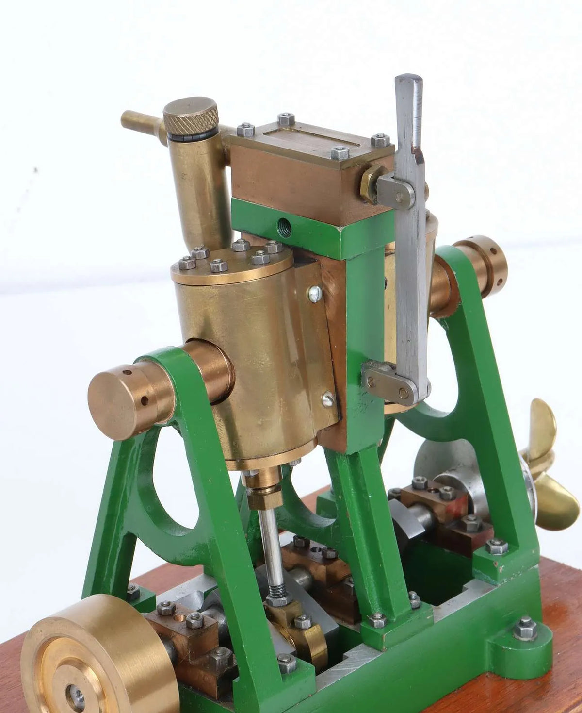 Oscillating vertical twin with propellor