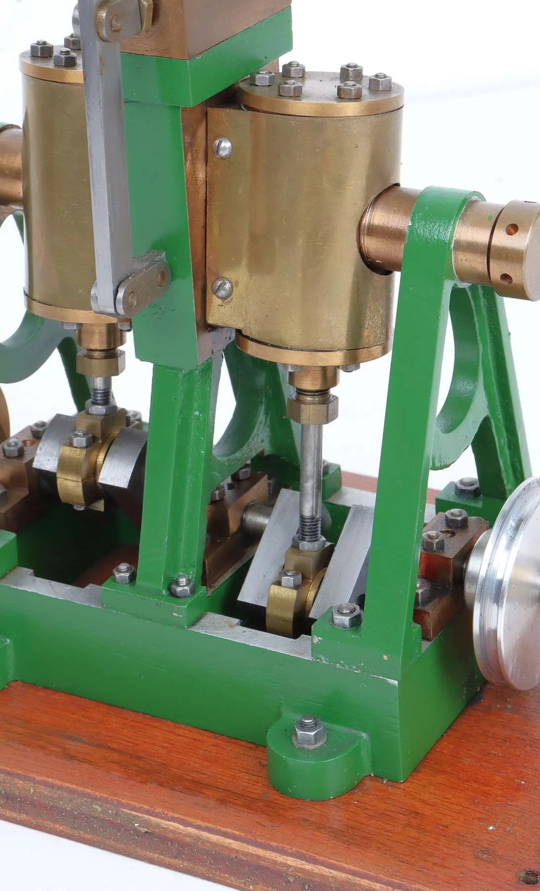 Oscillating vertical twin with propellor