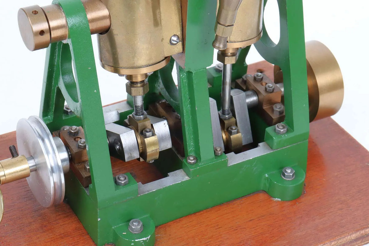 Oscillating vertical twin with propellor