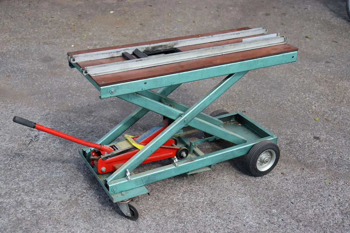 Hydraulic bench with multi-gauge rail