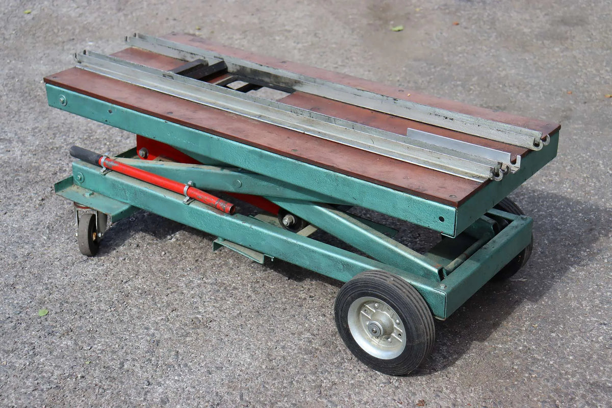 Hydraulic bench with multi-gauge rail