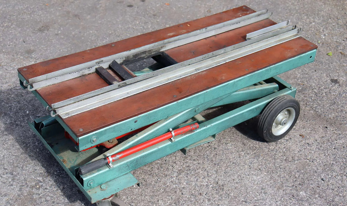 Hydraulic bench with multi-gauge rail