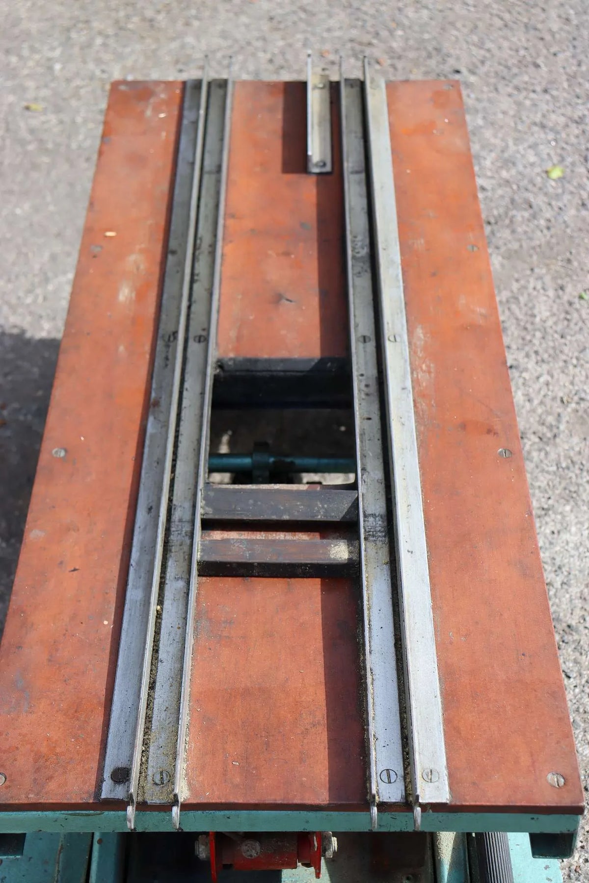 Hydraulic bench with multi-gauge rail