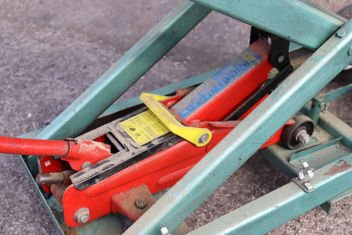 Hydraulic bench with multi-gauge rail