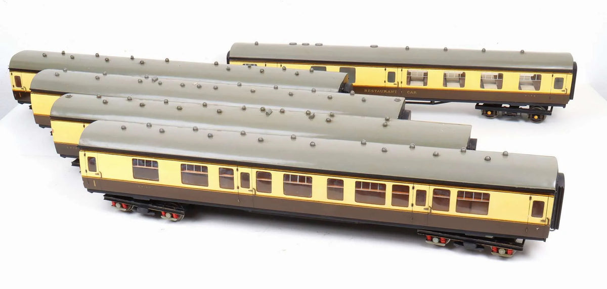 Rake of gauge 1 GWR coaches