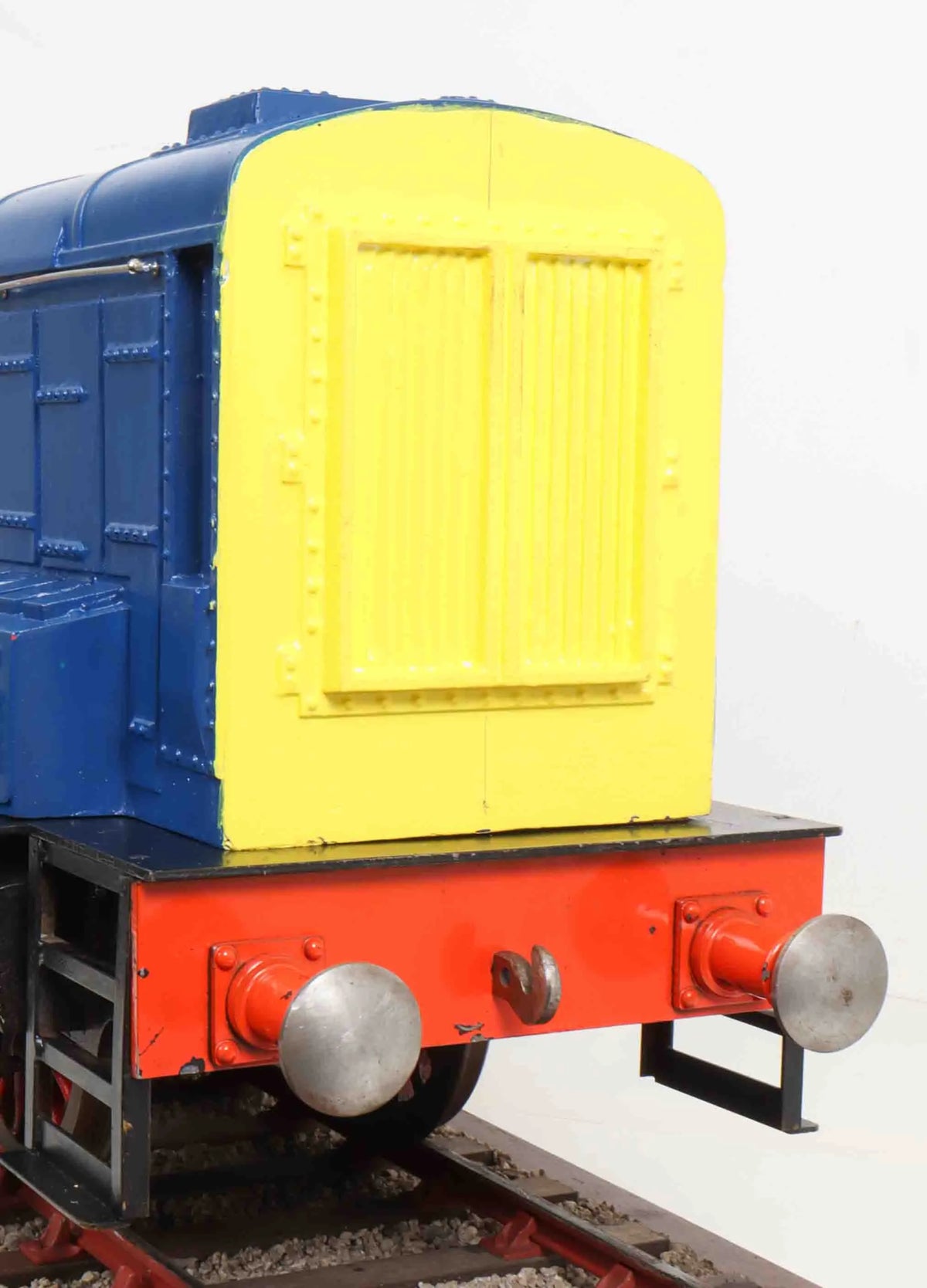 5 inch gauge Class 08 battery-electric