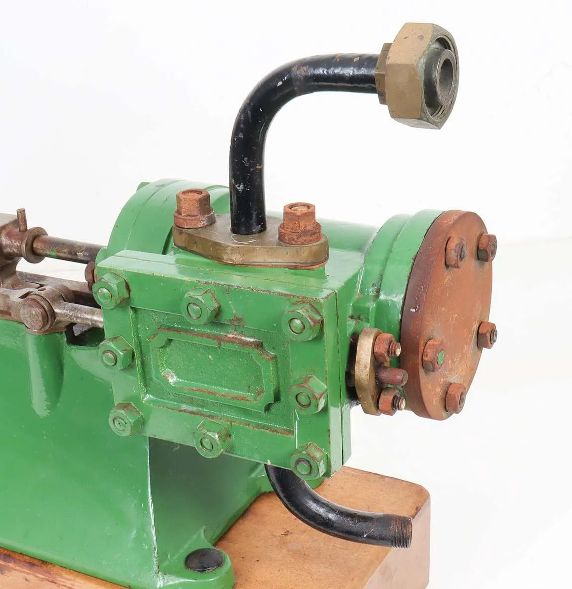 Small full size horizontal engine