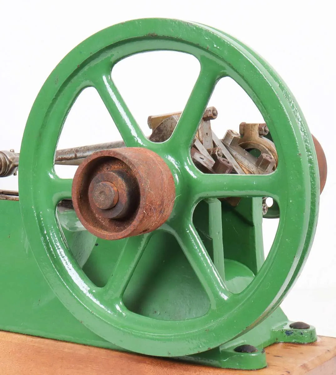Small full size horizontal engine