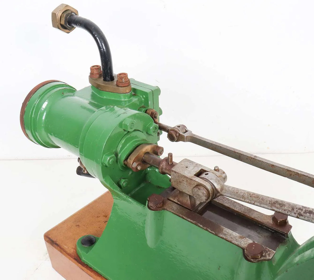 Small full size horizontal engine
