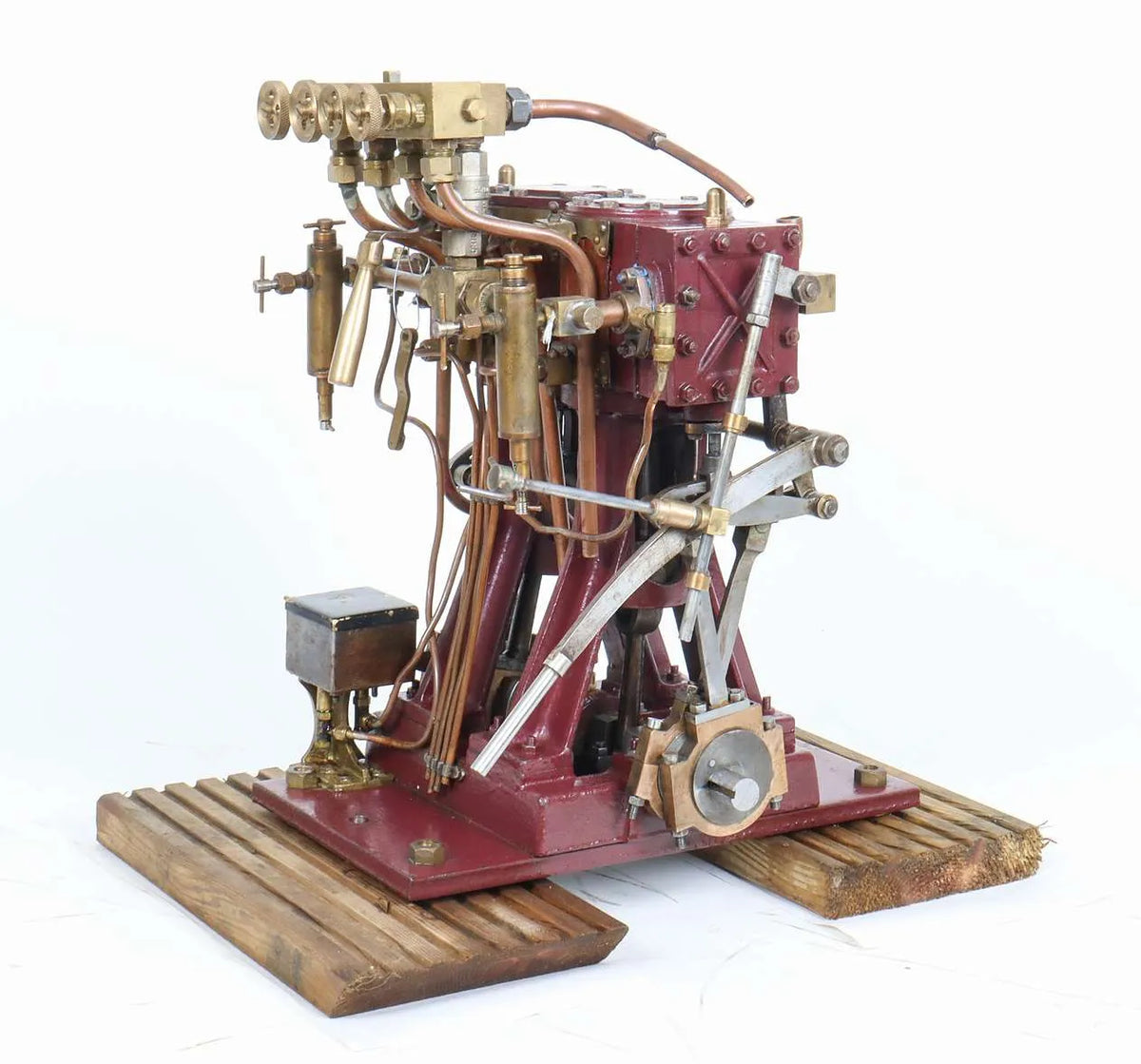Large twin cylinder vertical engine
