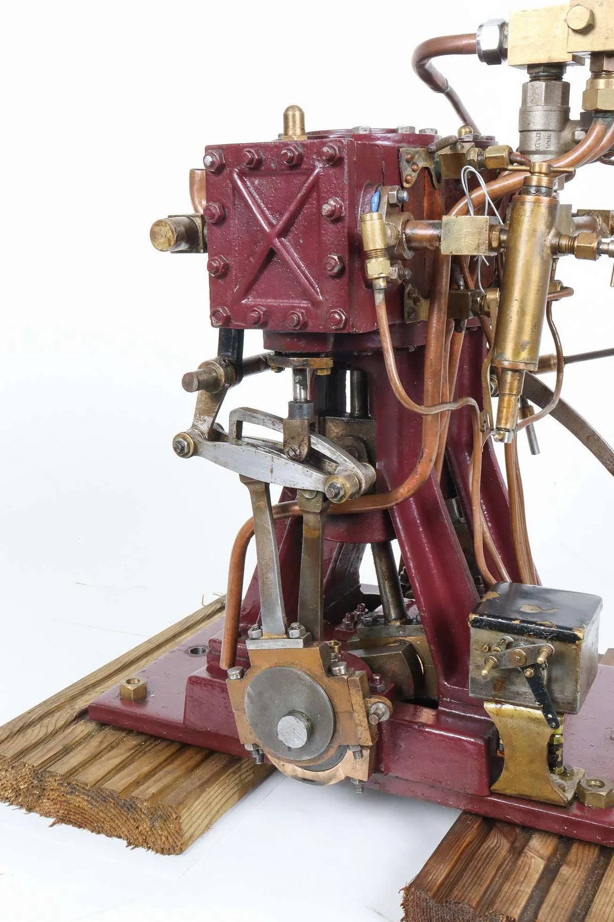 Large twin cylinder vertical engine