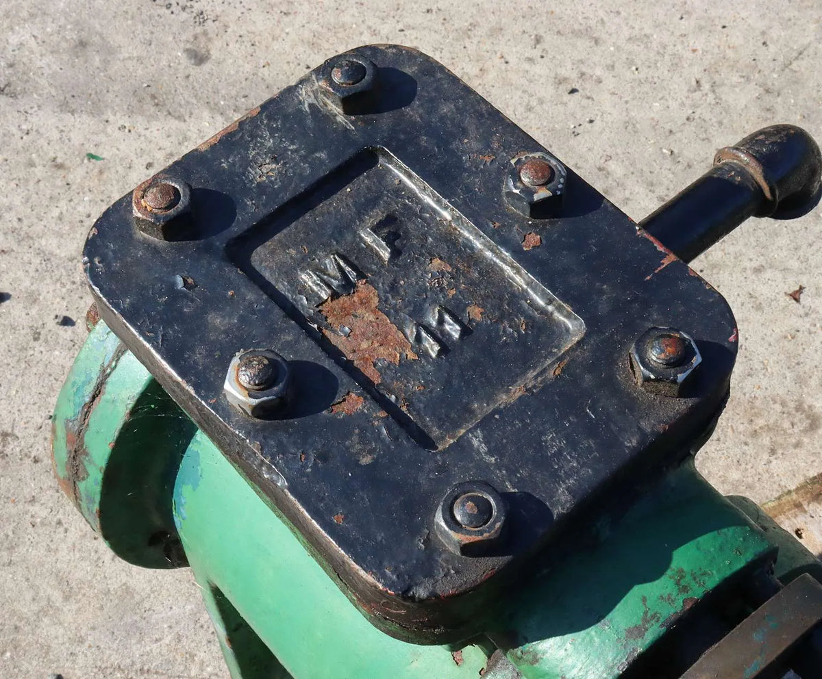Wall-mounted rotative steam pump