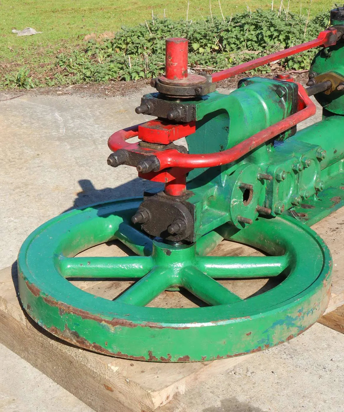 Wall-mounted rotative steam pump