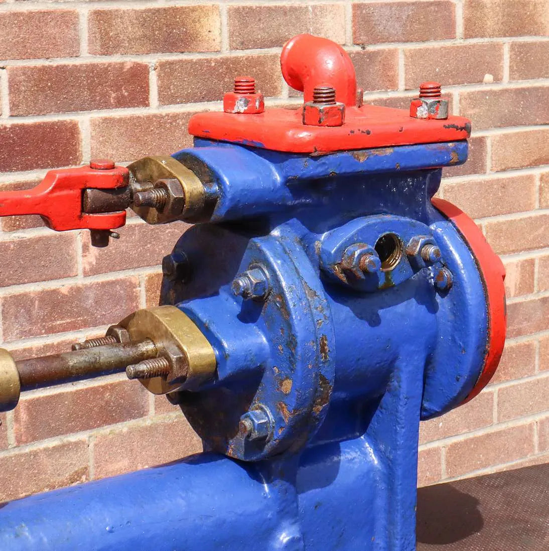 Wall-mounted rotative steam pump