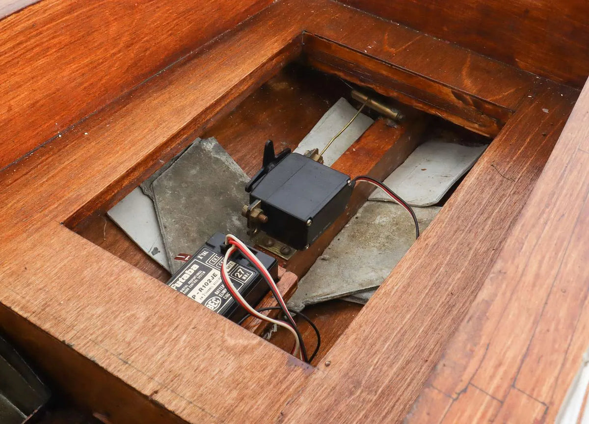 Radio controlled steam boat with twin cylinder gas-fired plant