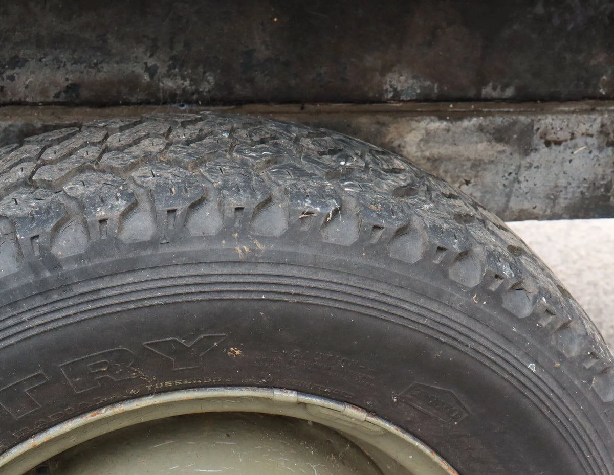 Pin hitch trailer with water tank