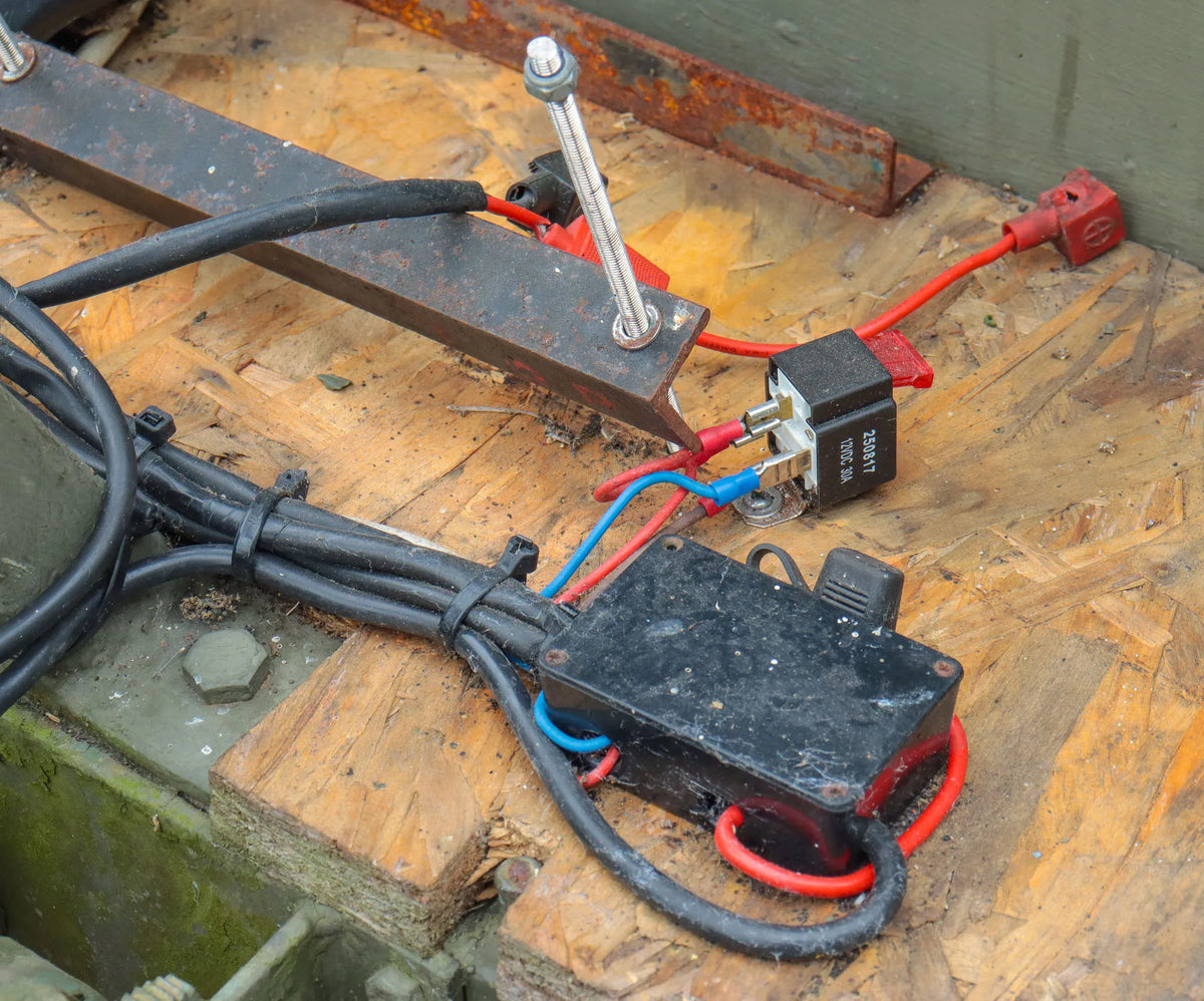 Pin hitch trailer with water tank
