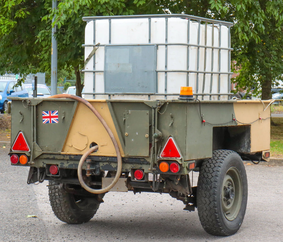 Pin hitch trailer with water tank