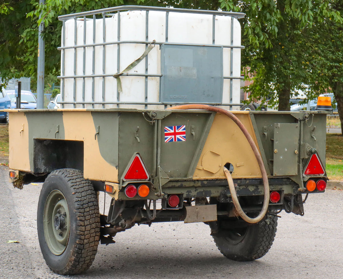 Pin hitch trailer with water tank