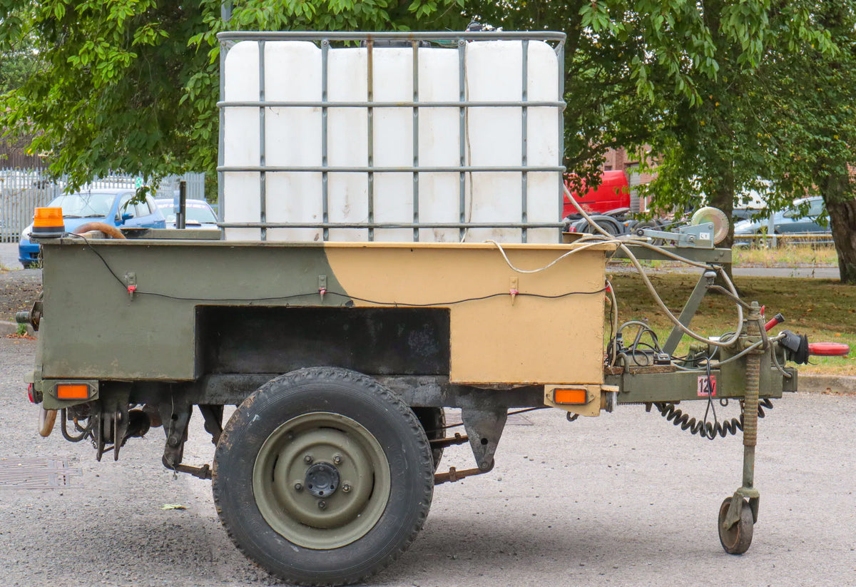 Pin hitch trailer with water tank