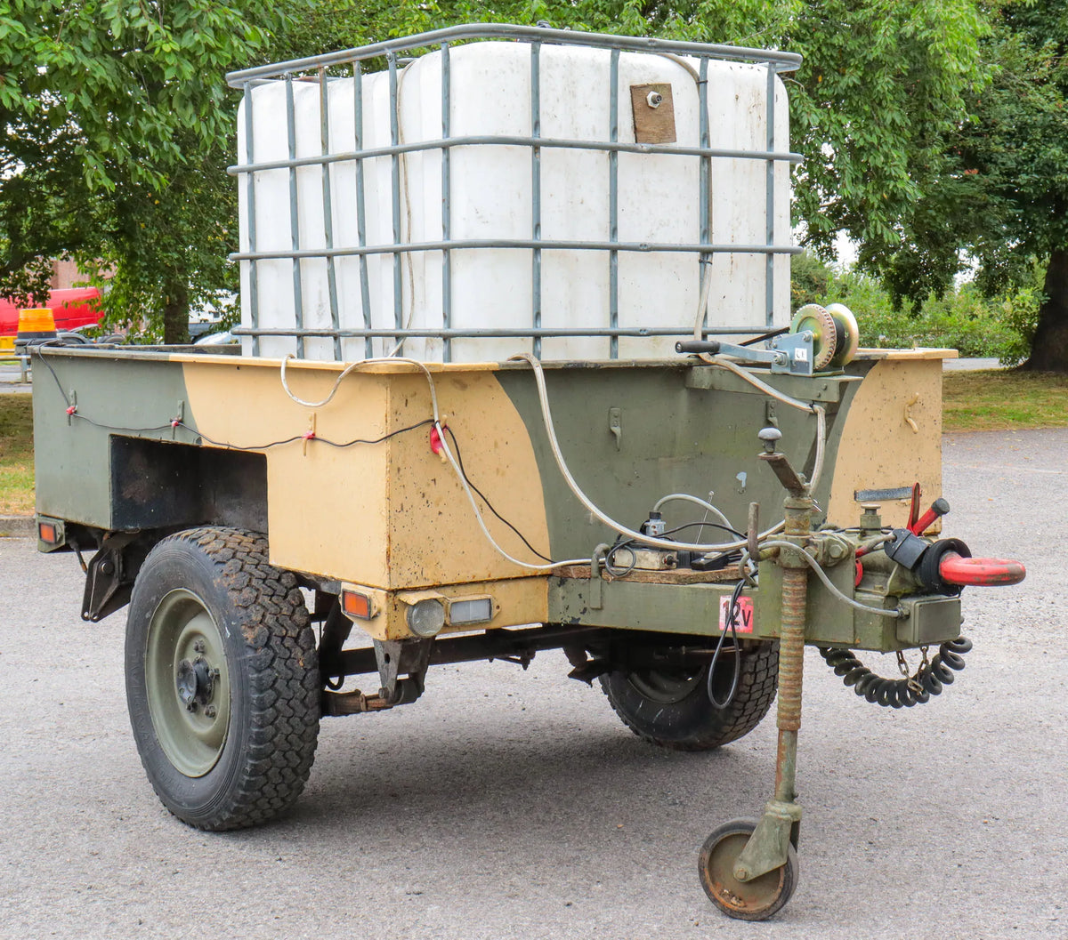 Pin hitch trailer with water tank