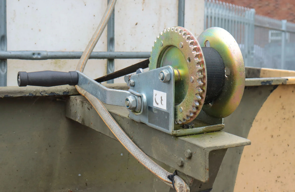 Pin hitch trailer with water tank