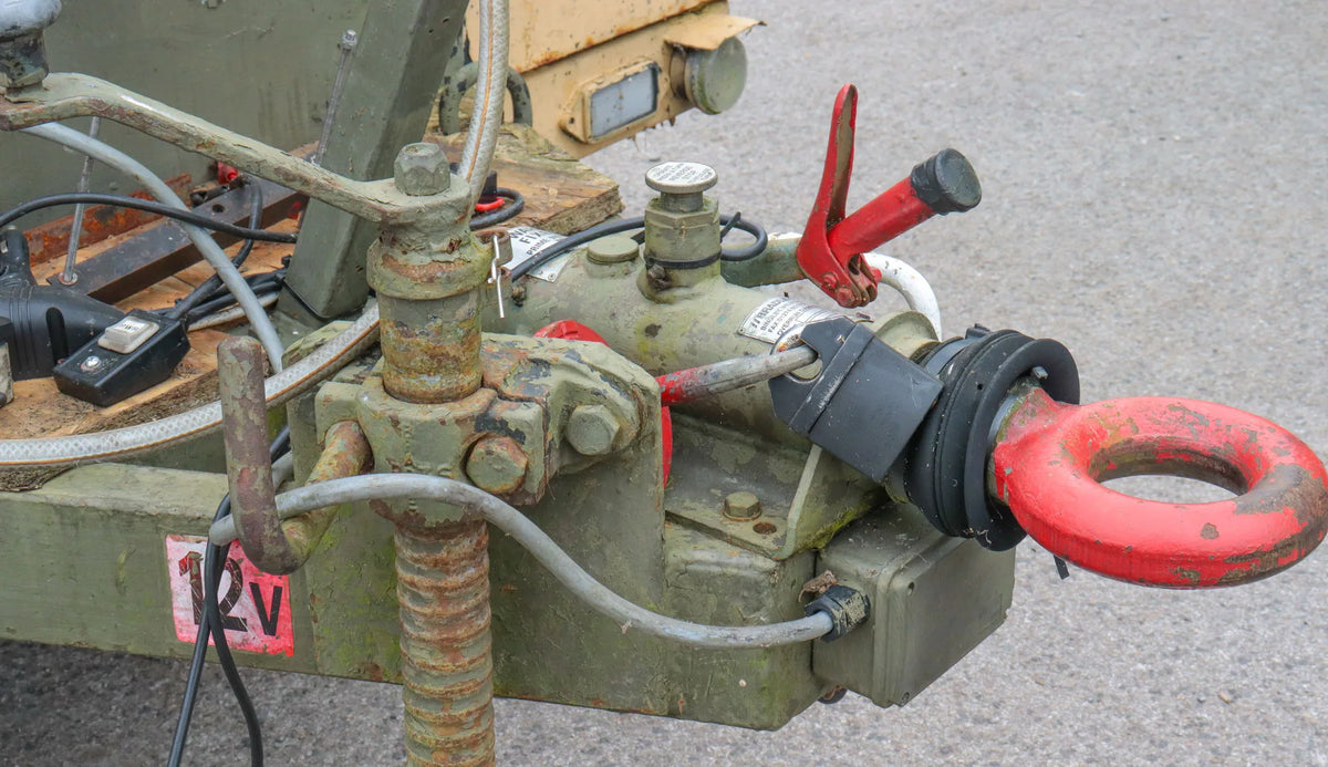 Pin hitch trailer with water tank
