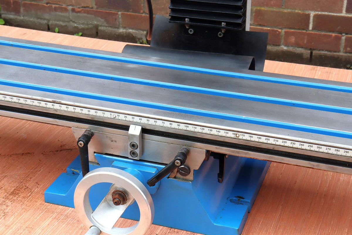 AMA VM25L vertical milling machine